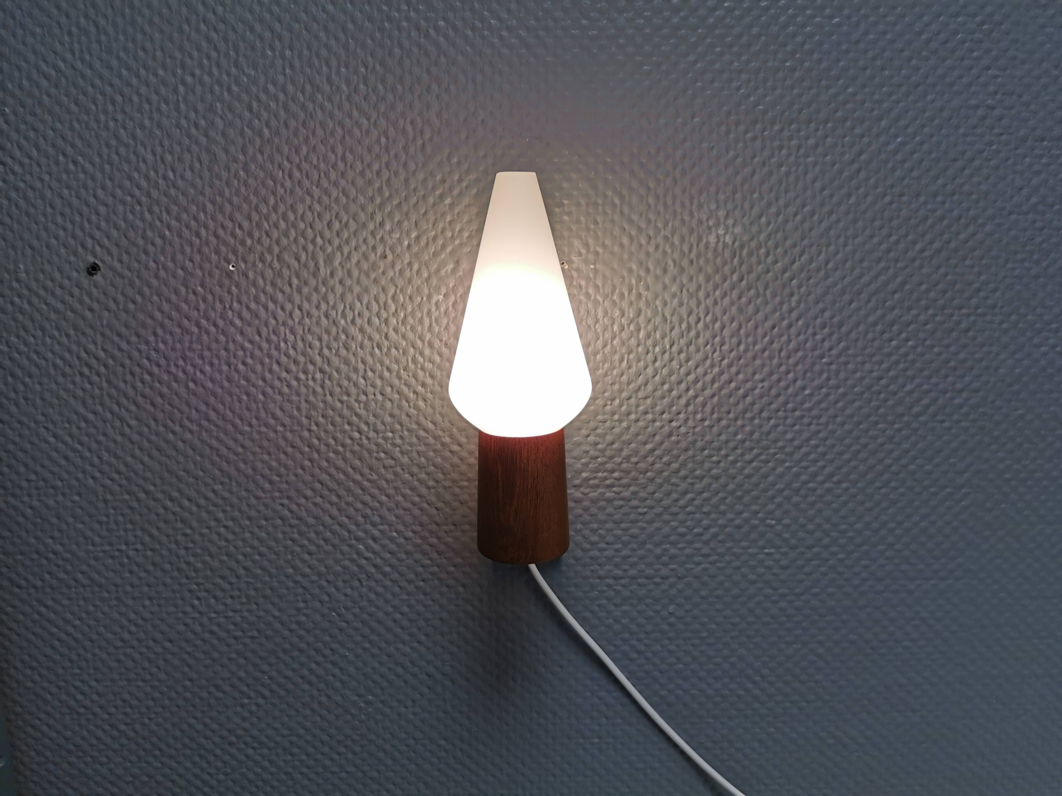 Wall lamp in teak with milky white cone-shaped shade in double glass