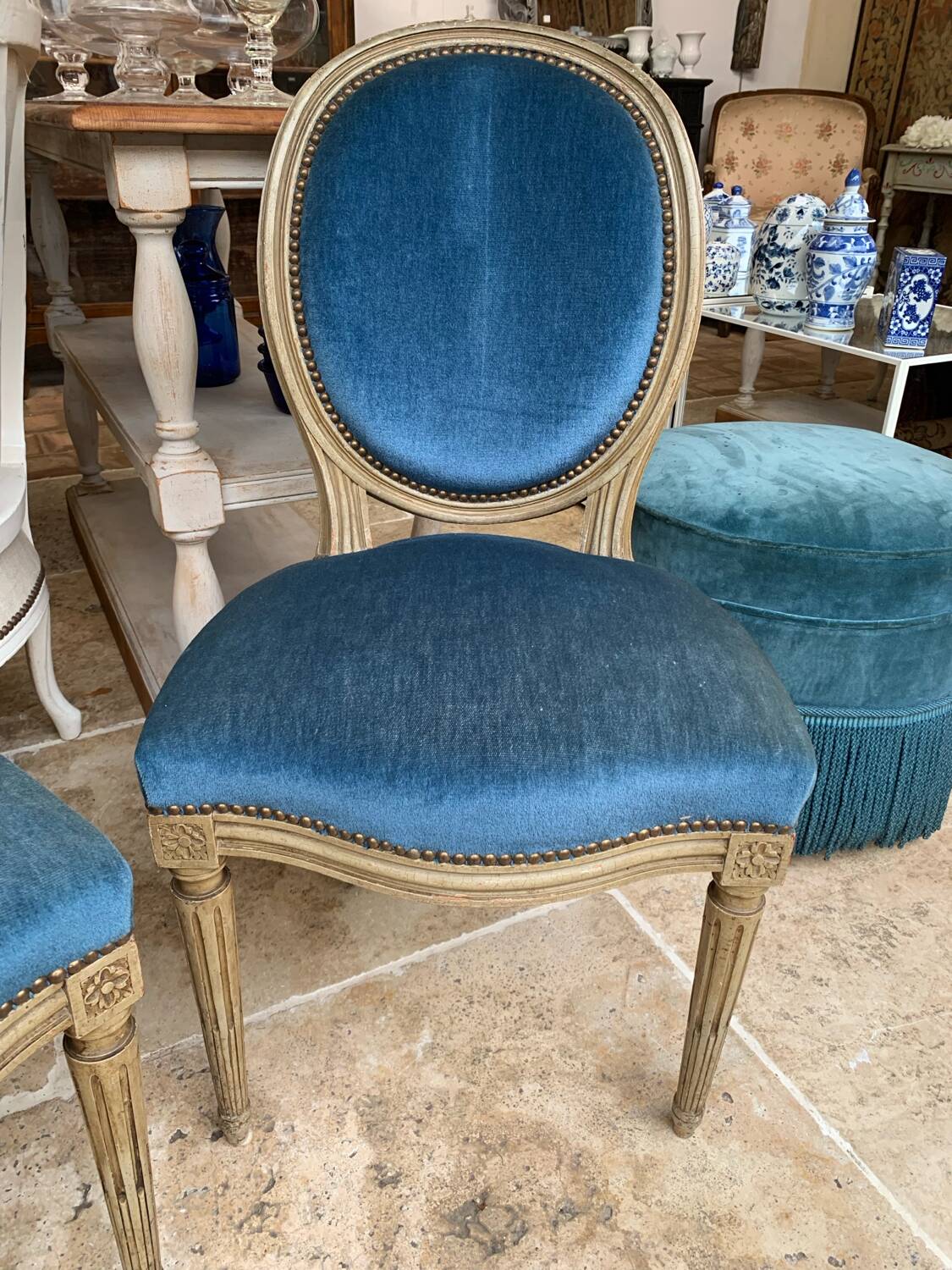 Paire de chaises médaillon en velours