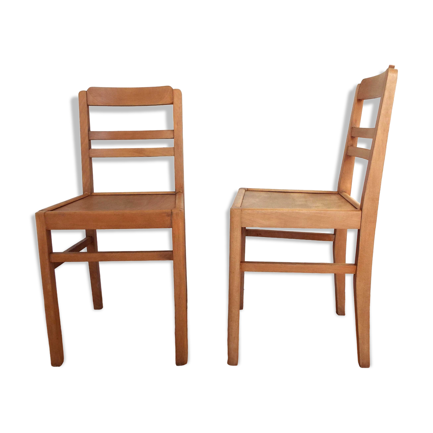 2 wooden chairs type reconstruction