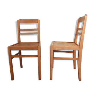 2 chaises en bois type reconstruction