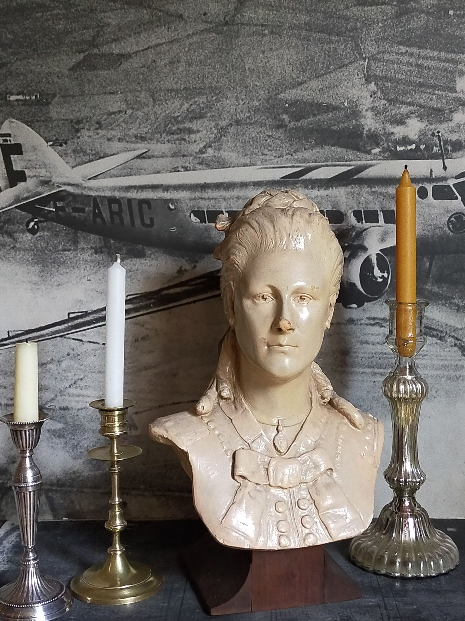 Bust of a woman "the elegant"XIXth in painted plaster signed on its solid wood base