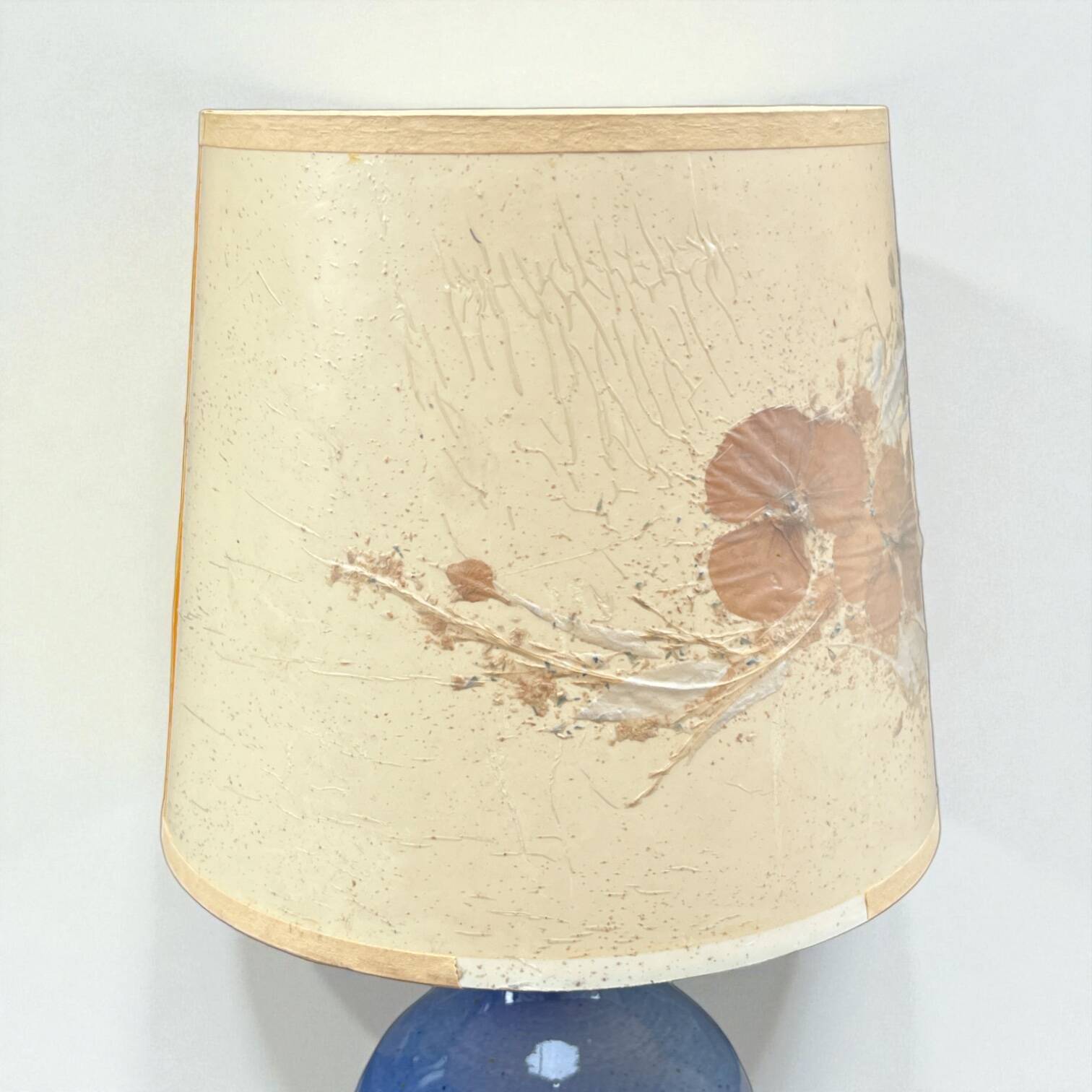 Lampe vintage en grès céramique bleu lavande - abat-jour fleurs séchées