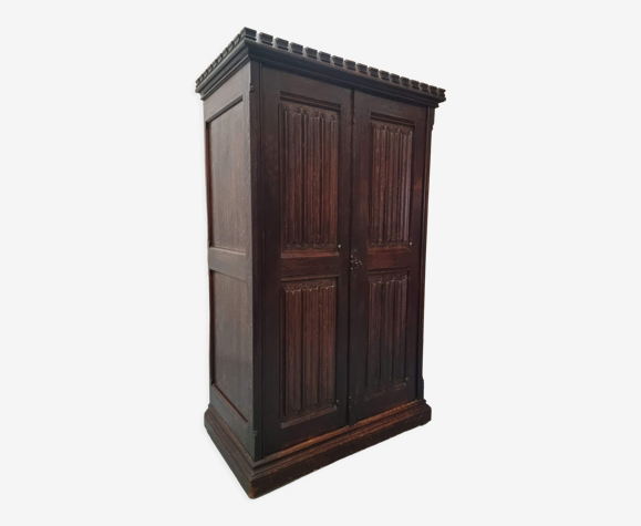 Cabinet à tiroirs d’armoire antique néo gothique