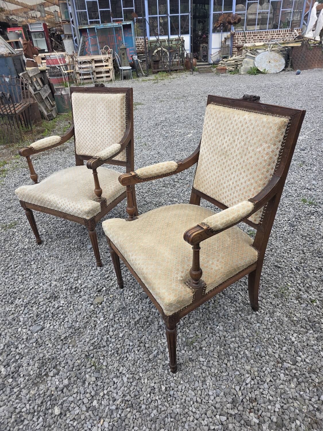 Paire de fauteuils style Louis XVI