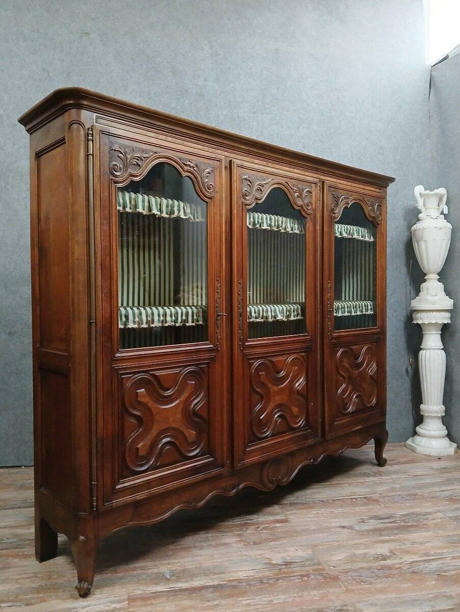 Bibliothèque vitrine en noyer de style Louis XV
