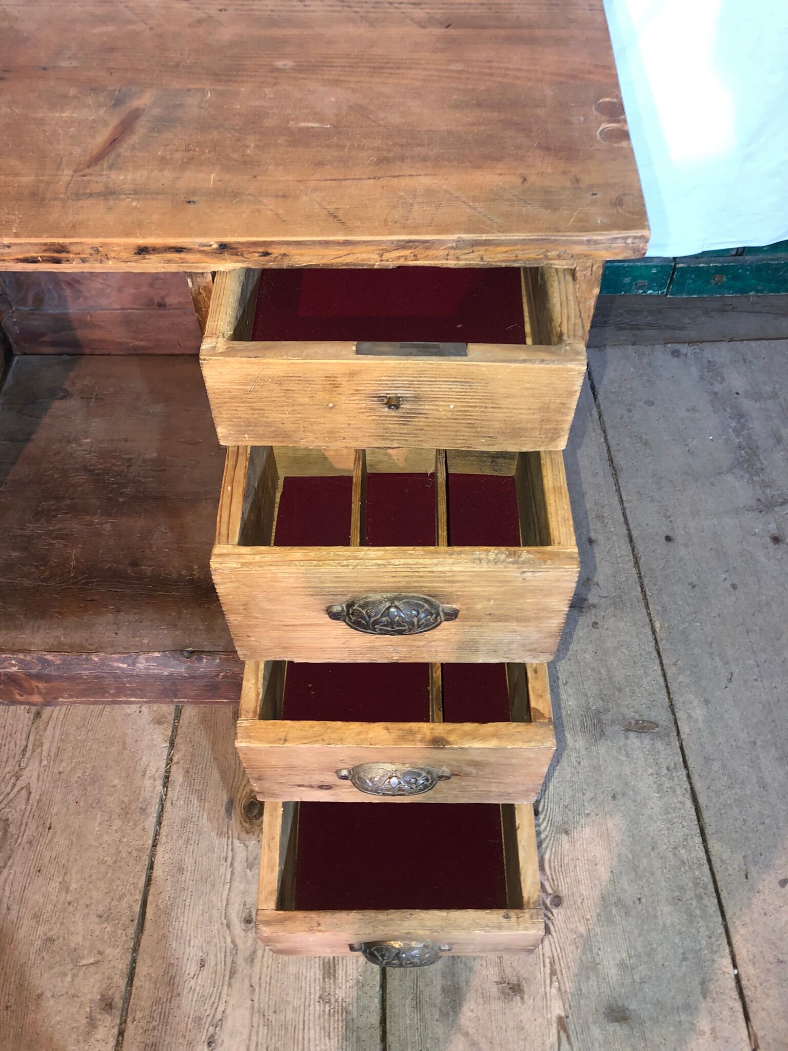 Bureau d’un maître d’école et sa chaises