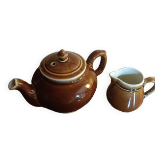 Teapot and its milk jug