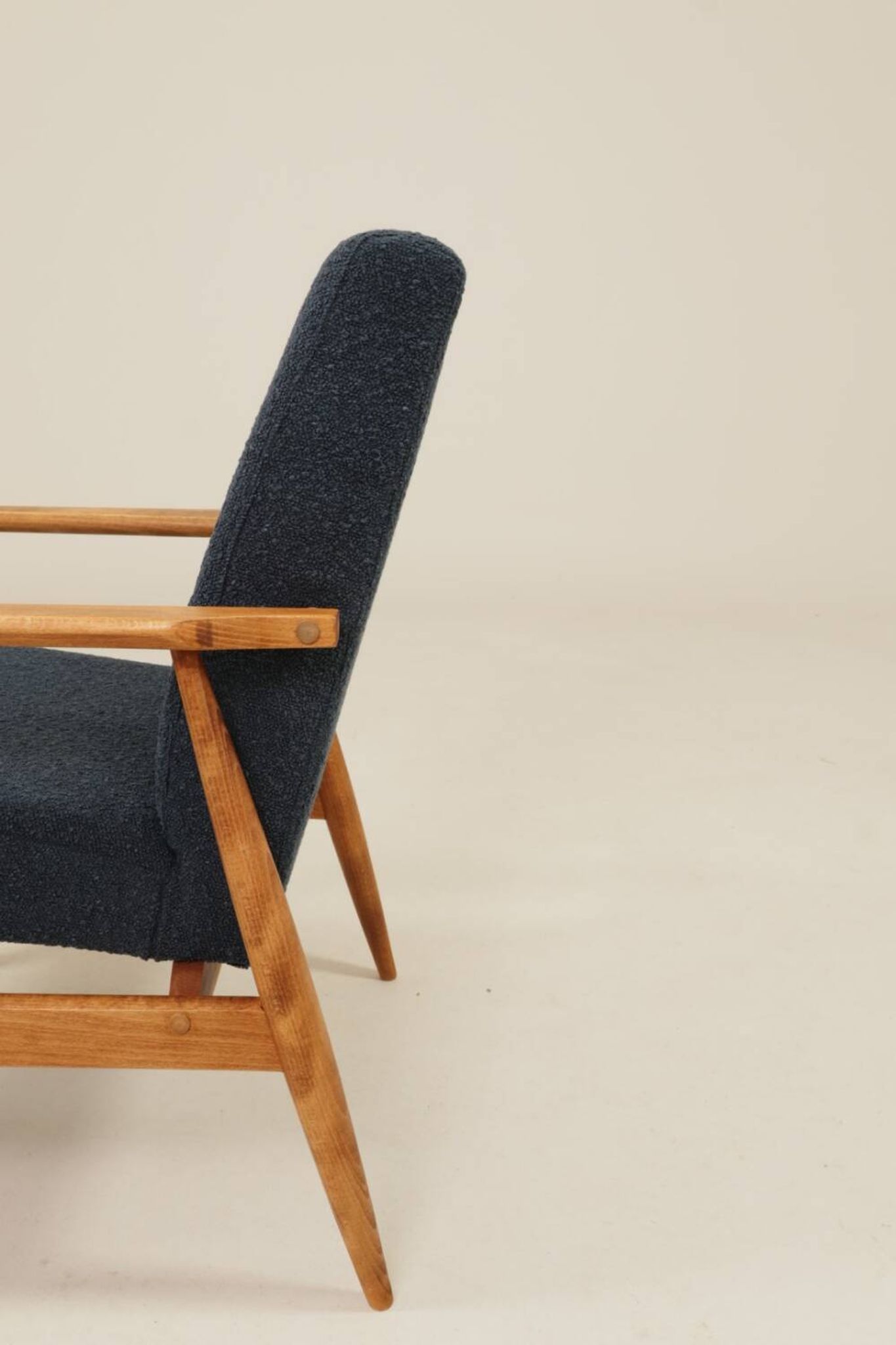 Fauteuil scandinave en bouclé bleu marine conçu par H. Lis.