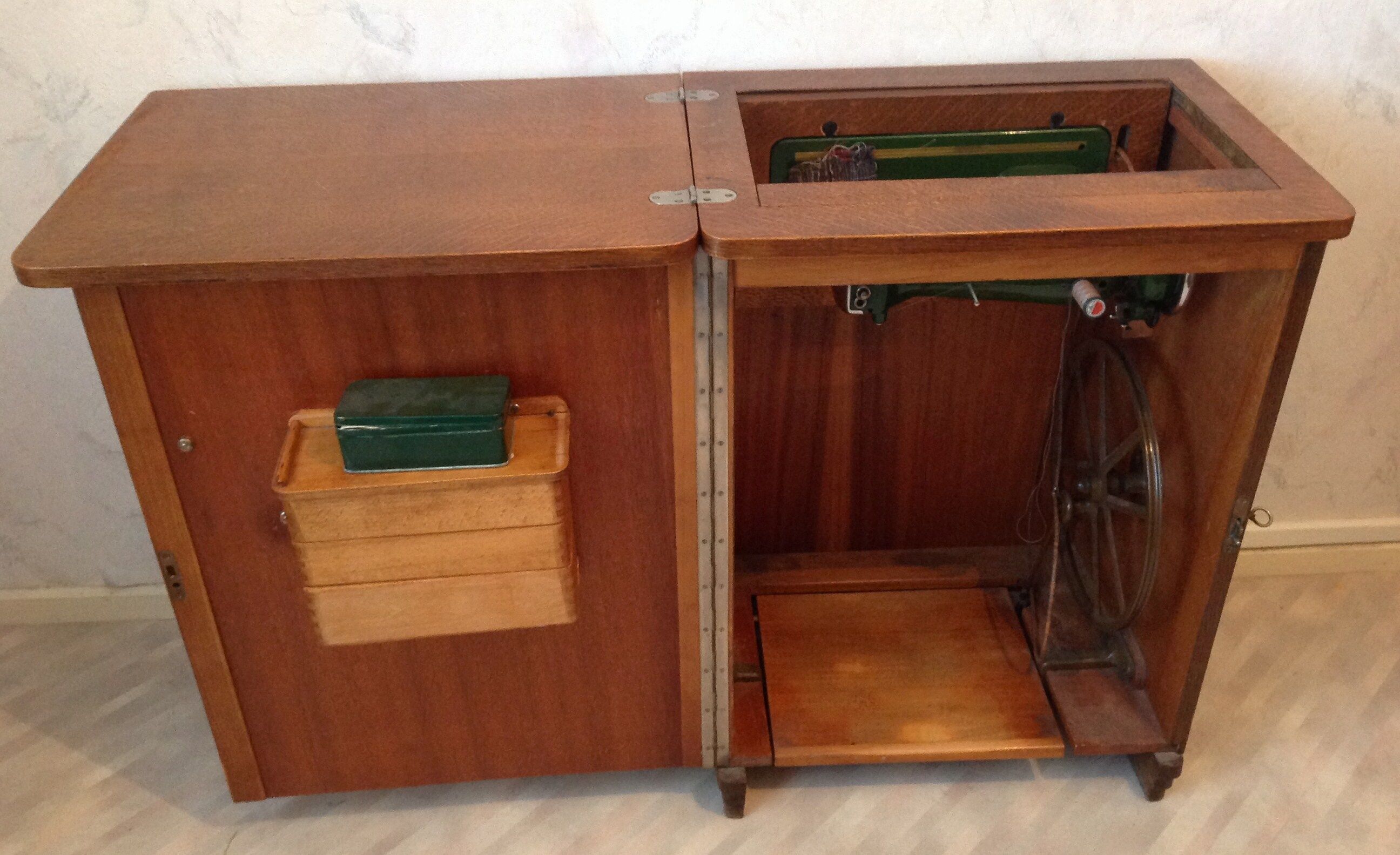 Furniture with Minerva sewing machine / vintage 50s-60s