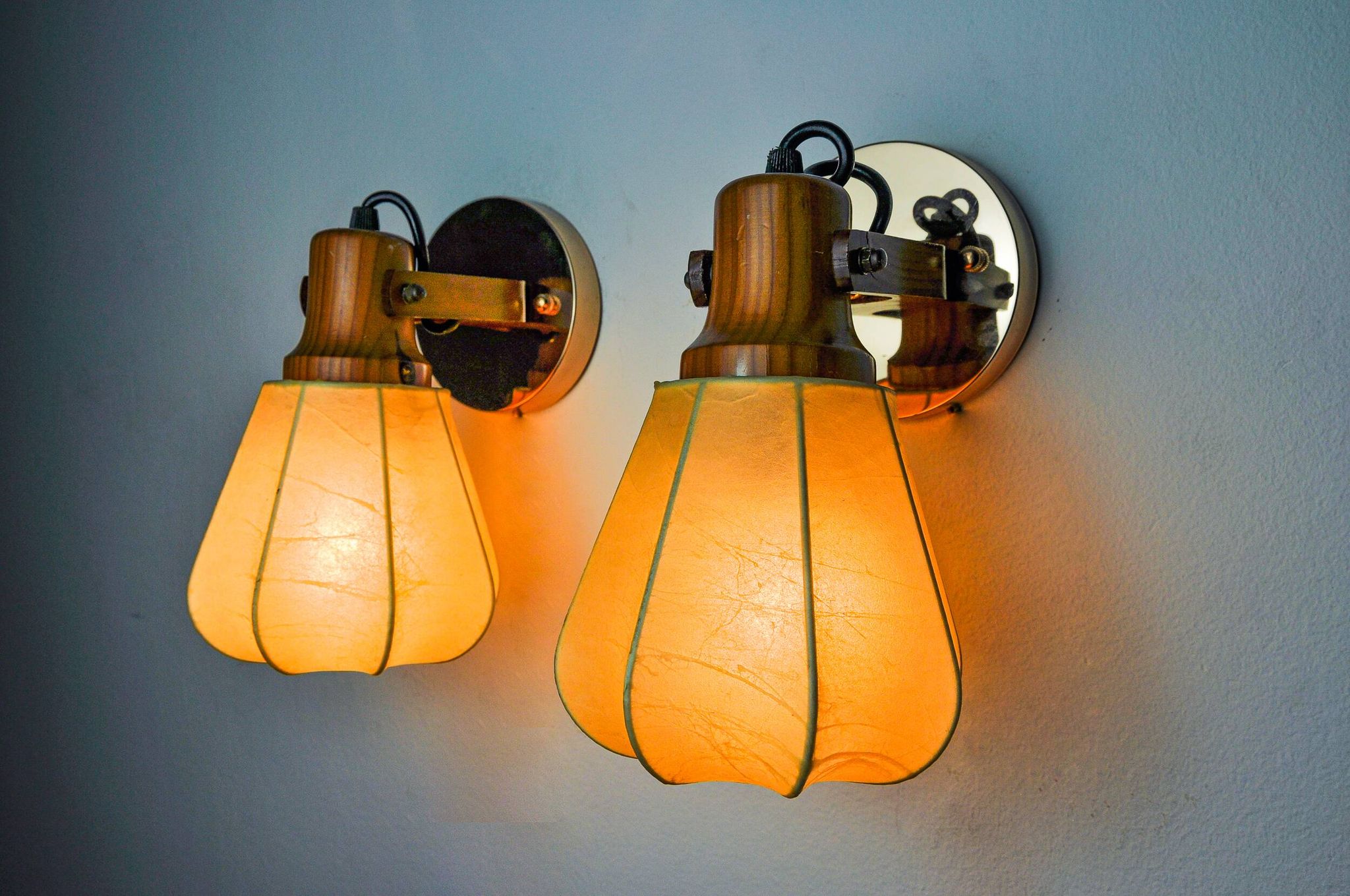 Pair of articulated "Cocoon" wall lights, resin and pine, Italy, 1970