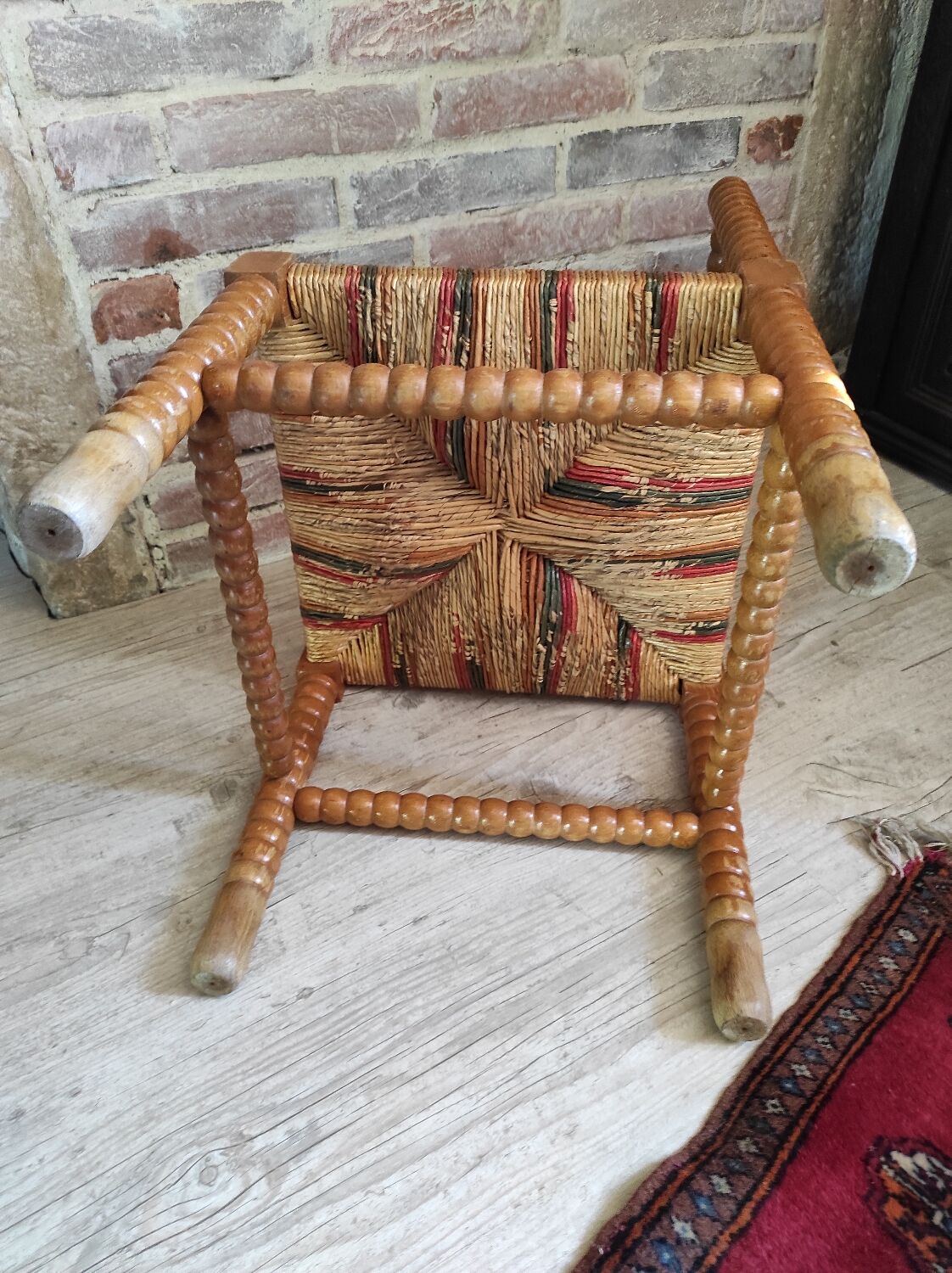 Mulched corner chair and light wood