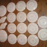 Longchamp's fee-making table service, 18-piece Lilas 1900 model