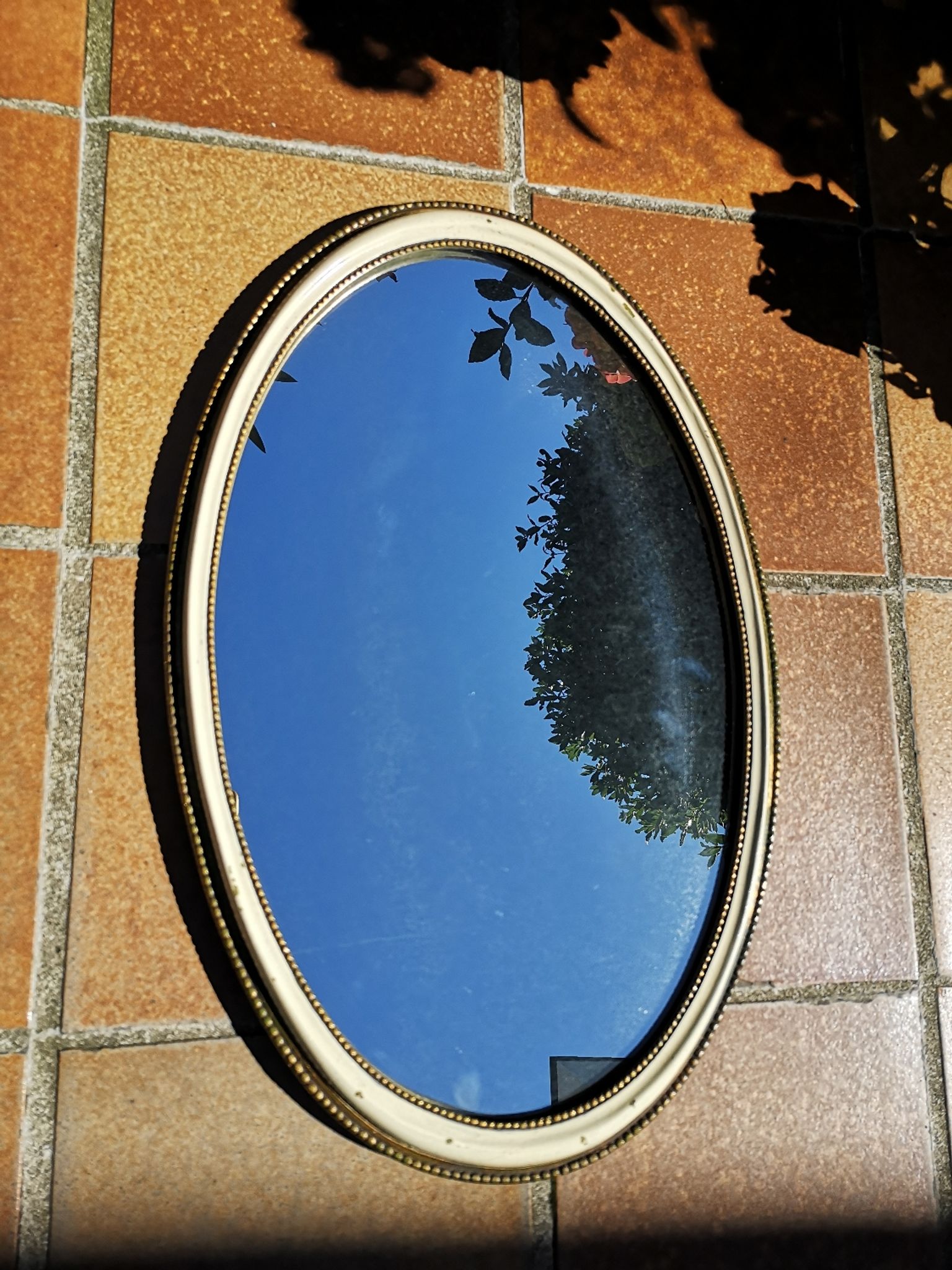 Ancien miroir ovale guilloché doré et peint