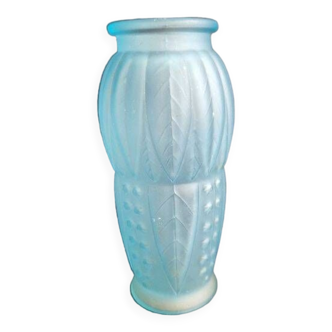 Vase soliflore en verre bleu pressé et moulé période Art Déco