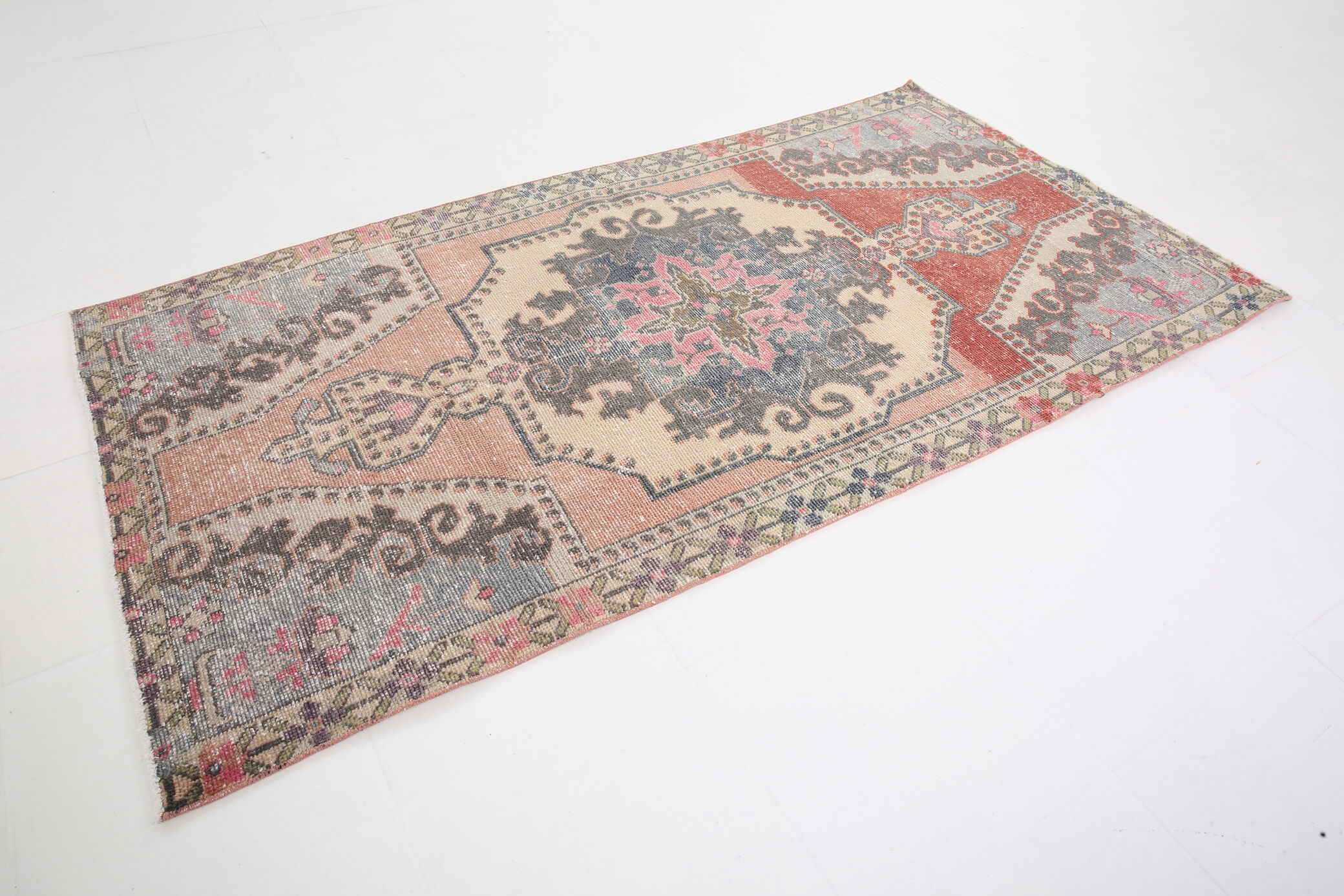 Oriental rug 118x238cm
