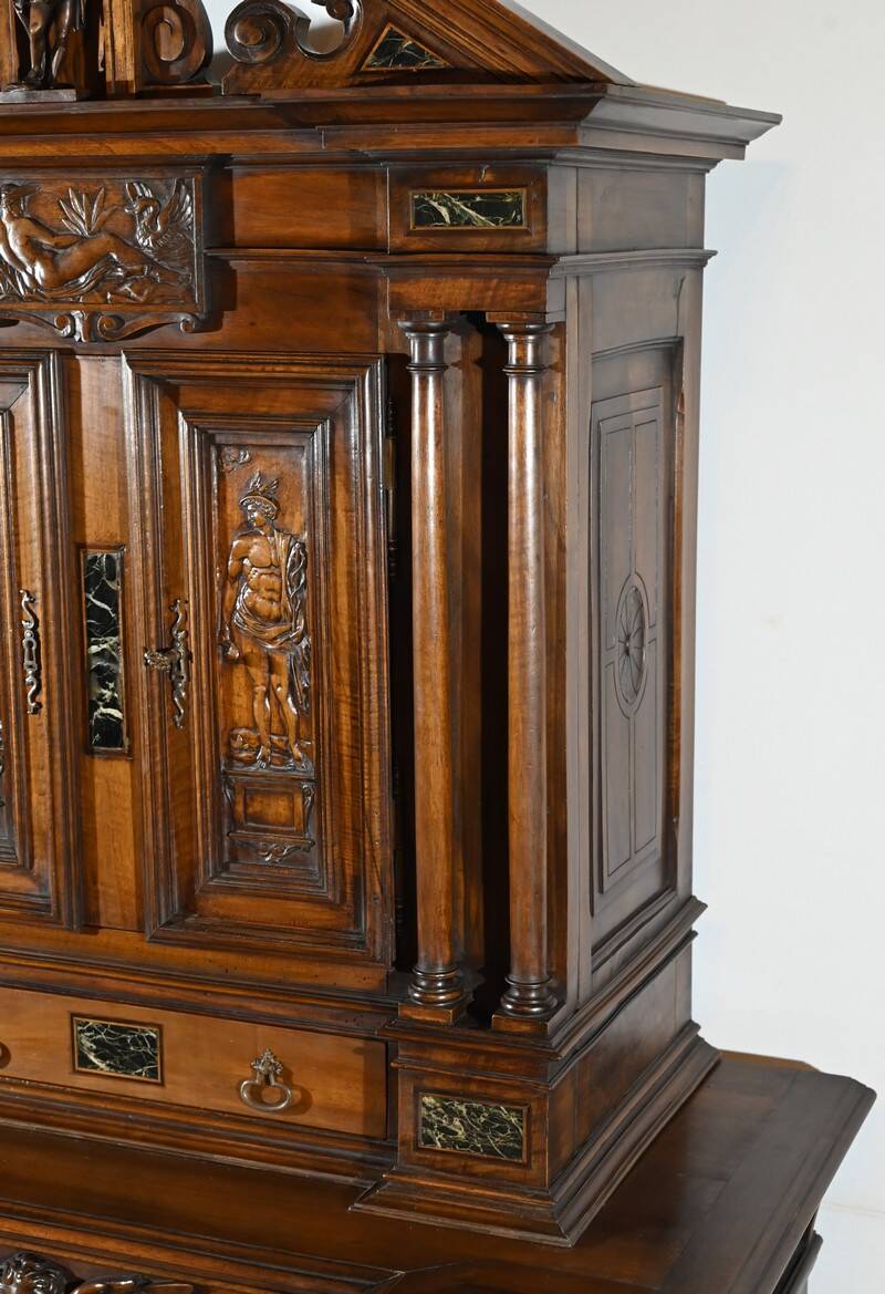 Petit Buffet Deux Corps en Noyer Massif, style Renaissance – Milieu XIXe