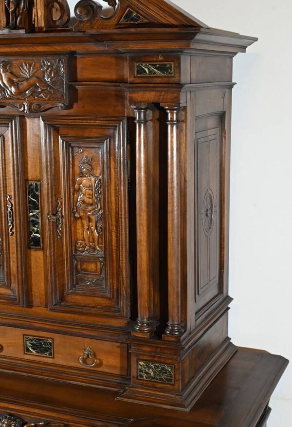 Petit Buffet Deux Corps en Noyer Massif, style Renaissance – Milieu XIXe