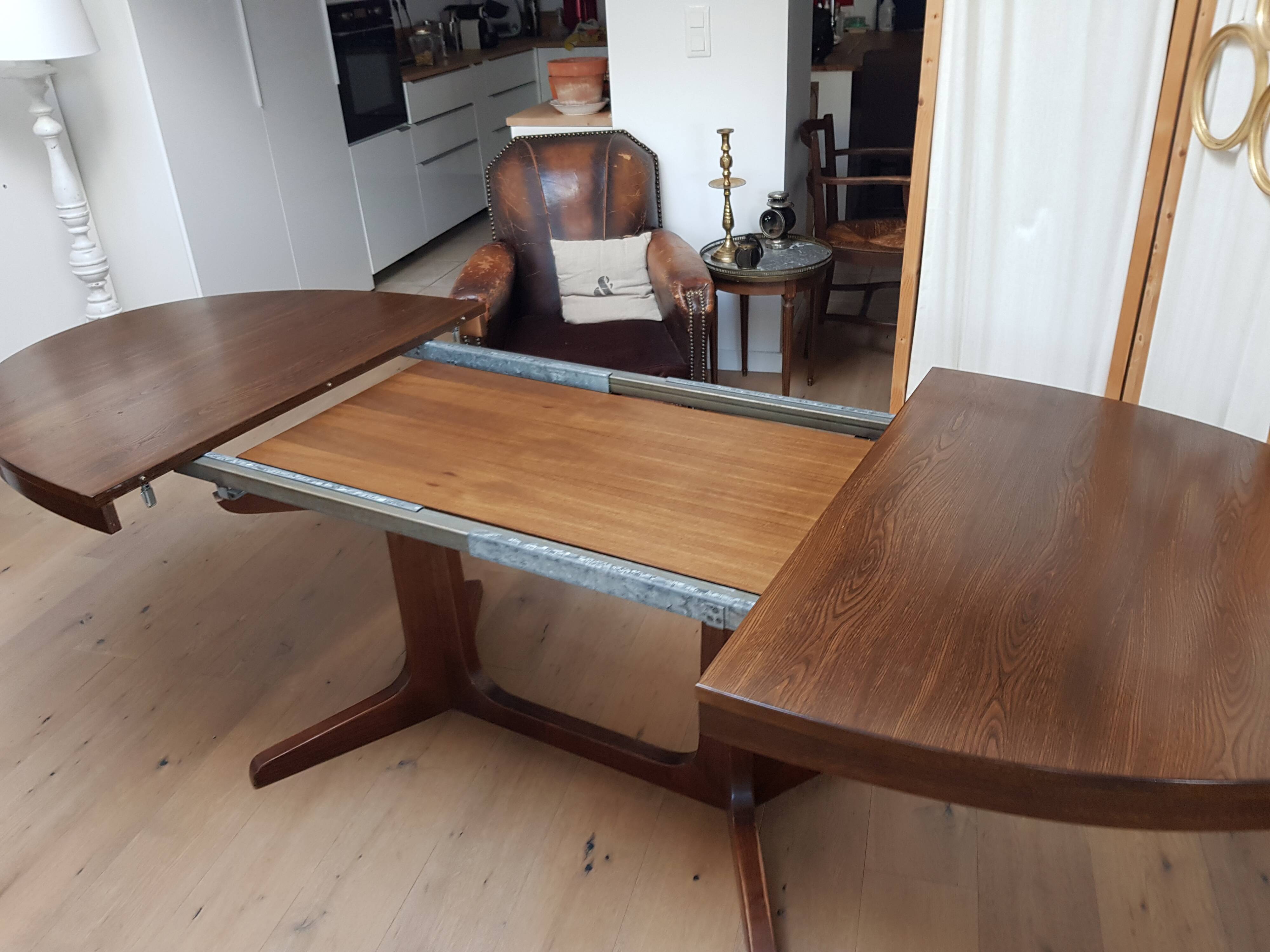 Oval dining table with extensions