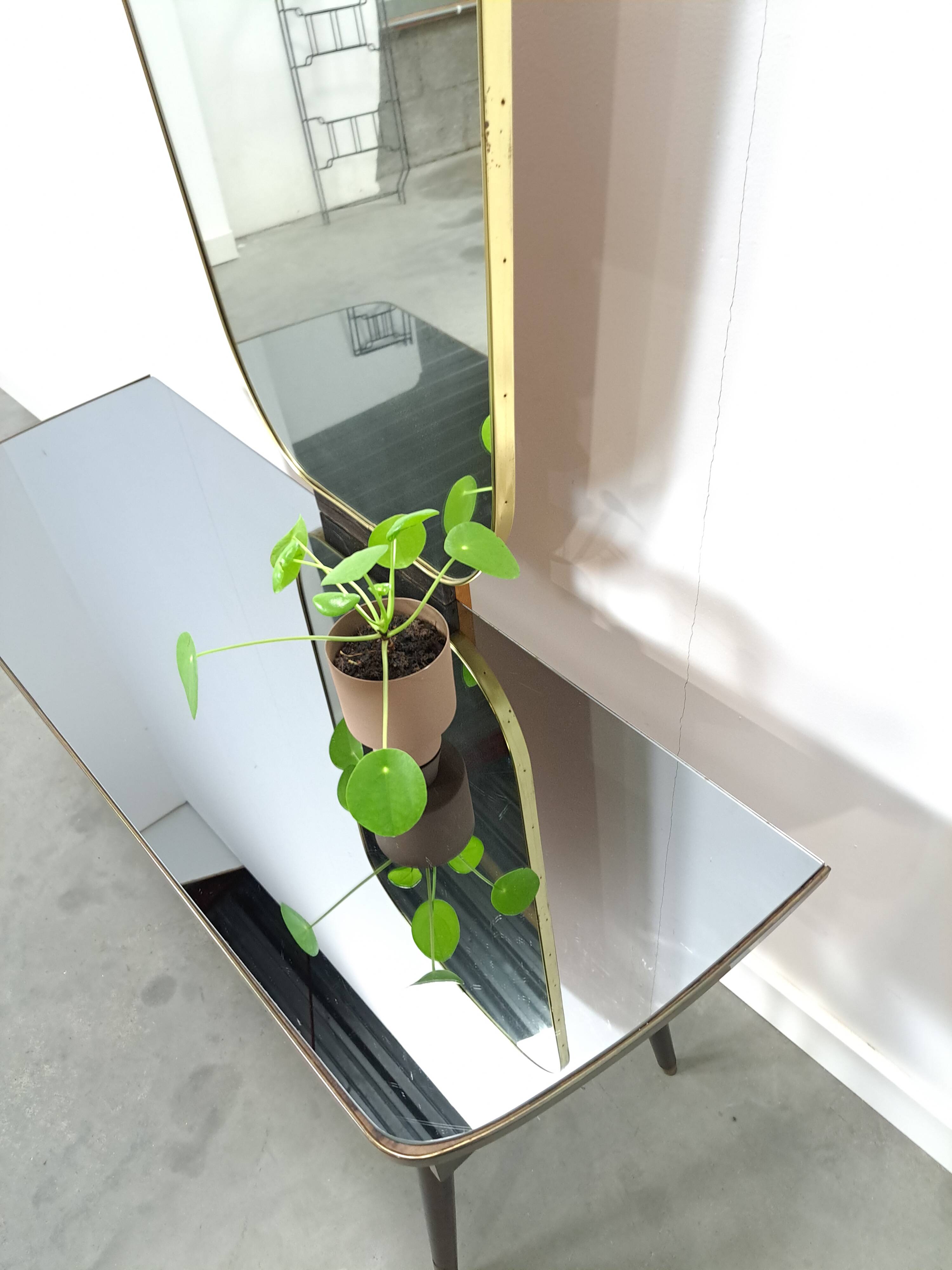 Sidetable met lades en grote spiegel met gouden rand, kaptafel