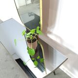 Sidetable met lades en grote spiegel met gouden rand, kaptafel