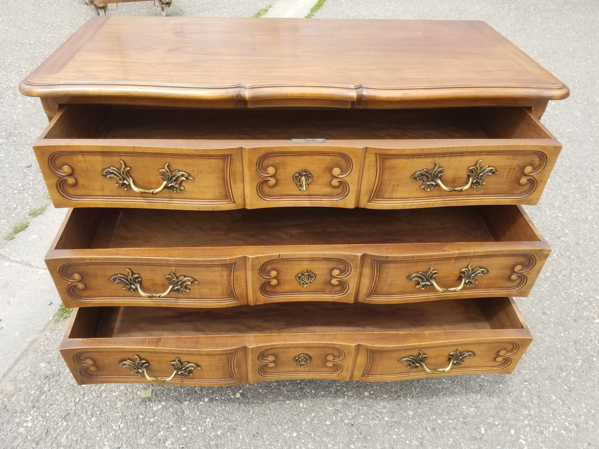 Commode arbalète de style Louis XV 3 tiroirs en noyer