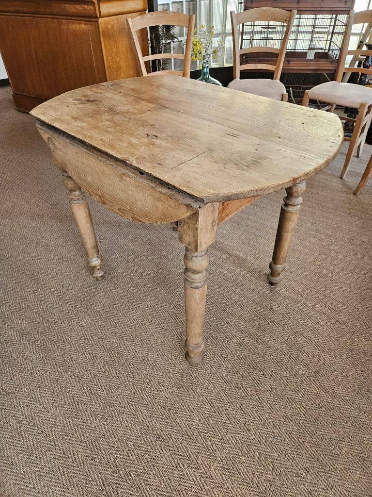 Country table and chairs