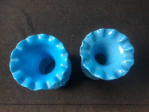 2 vases Art Nouveau en verre opalin bleu