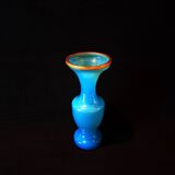 Vase en verre opalin couleur bleu ciel