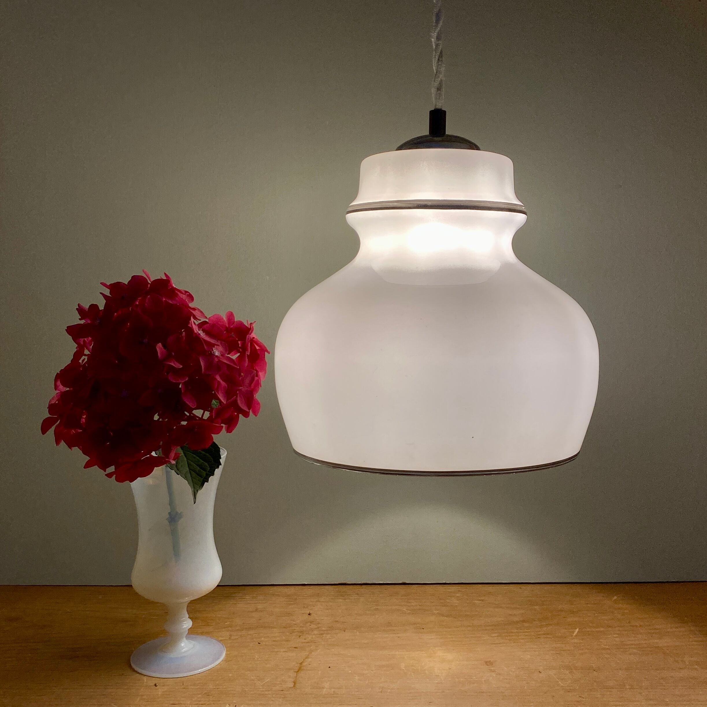 Suspension globe vintage XXL en opaline blanche liserés argentés