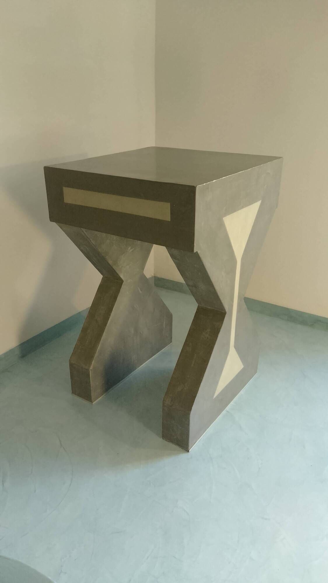 Pedestal / High side table in polished concrete – Unique artisan piece.