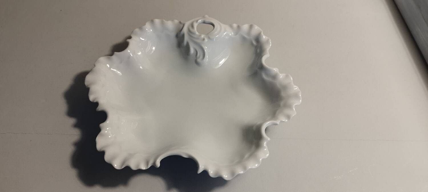 White porcelain pocket tray