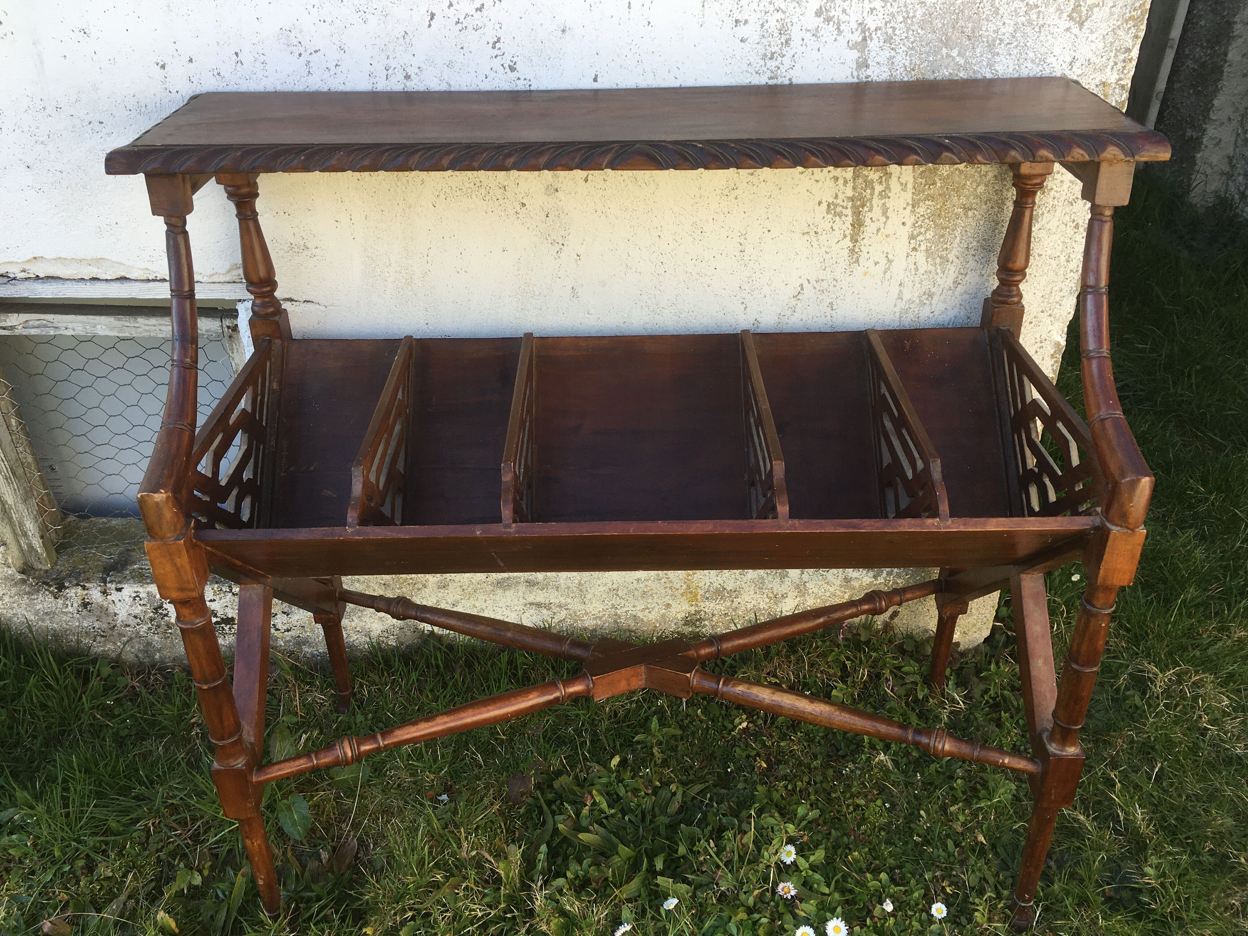 Door magazines / hotel books in mahogany