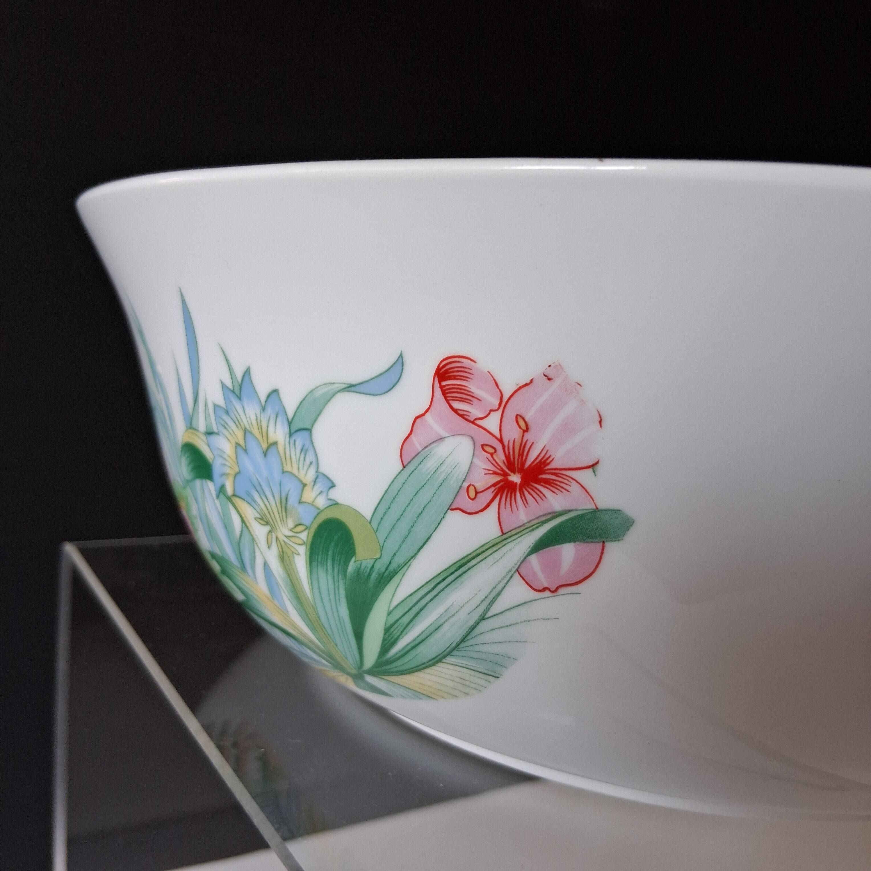 Very large porcelain salad bowl in very good condition from L'hirondelle Meh.