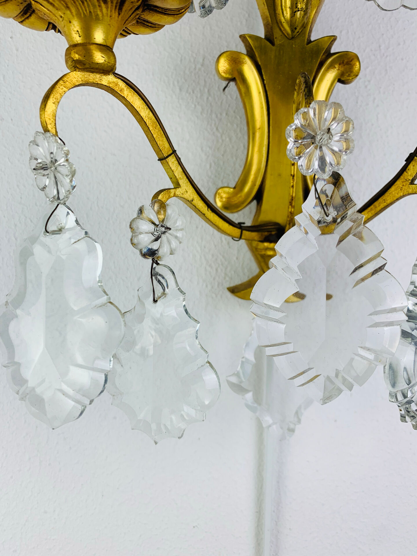 Bronze wall light with rococo style Louis XV pendants.