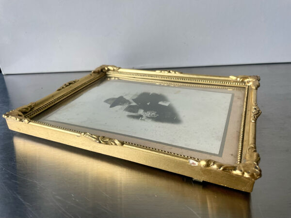 Cadre antique en bois doré mesures 22 cm x 17 cm Verre convexe