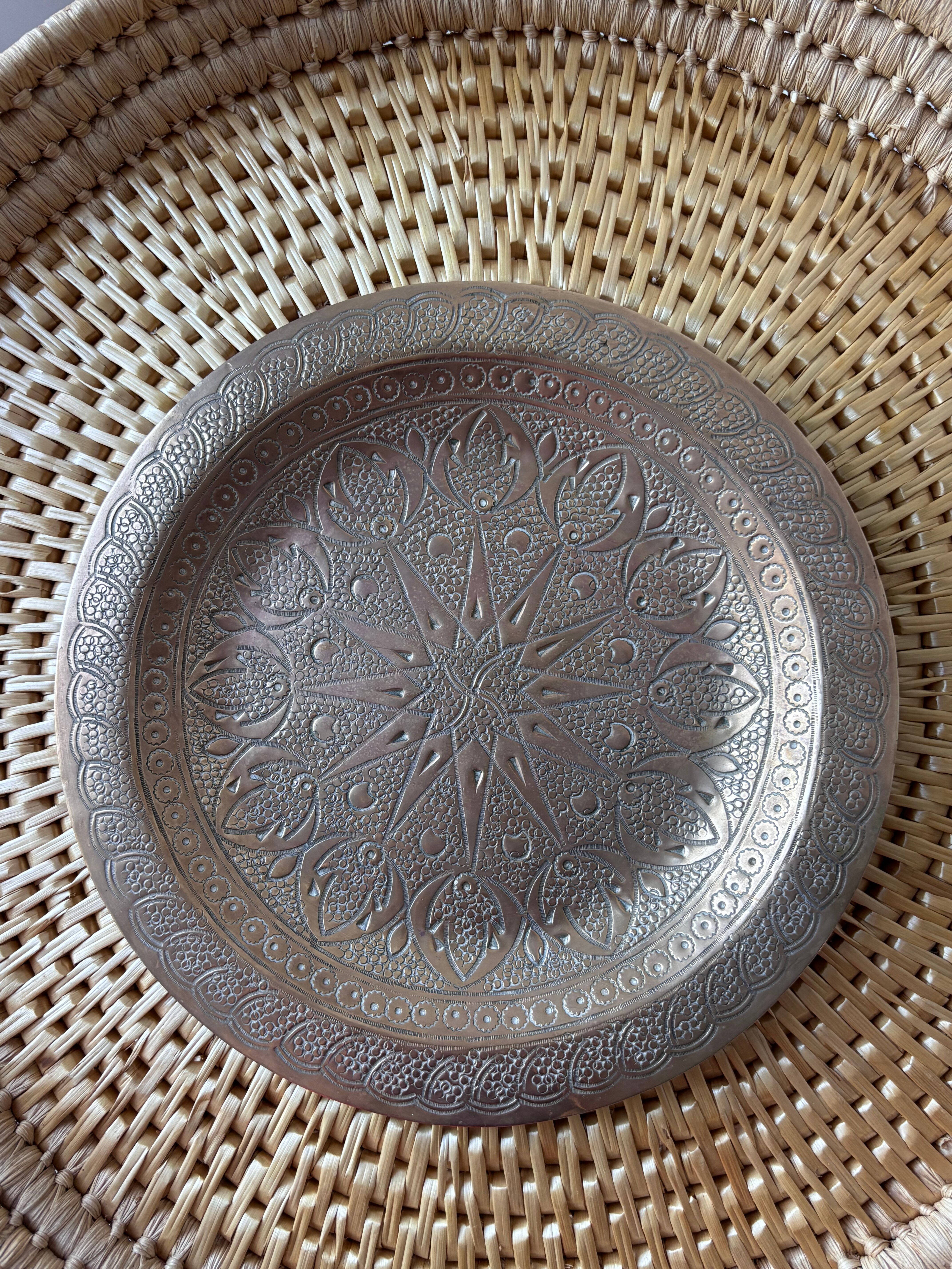 Plateau mural en laiton repoussé - motifs floraux orientaux