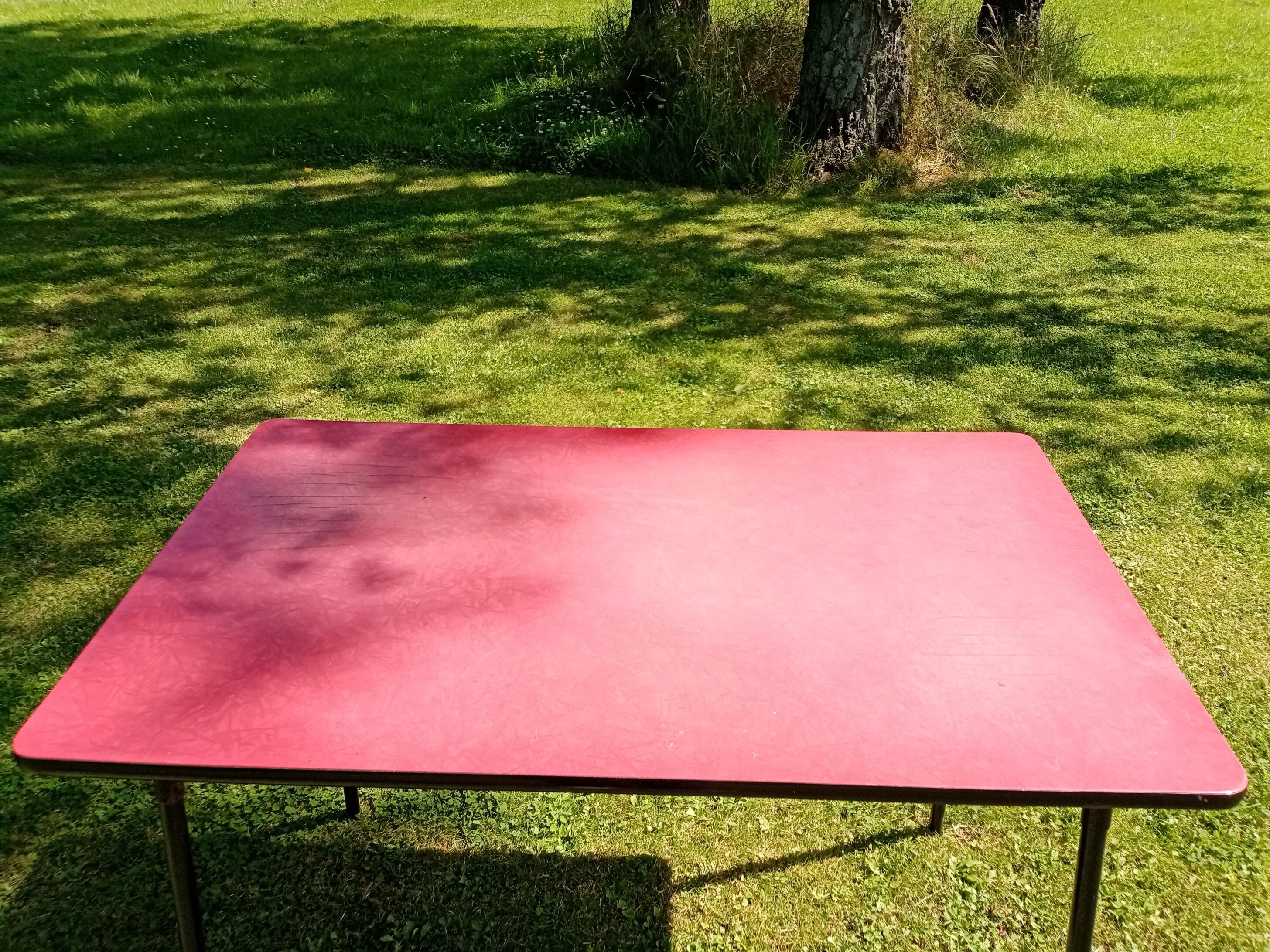 Table and its four chairs in Red formica