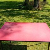 Table and its four chairs in Red formica