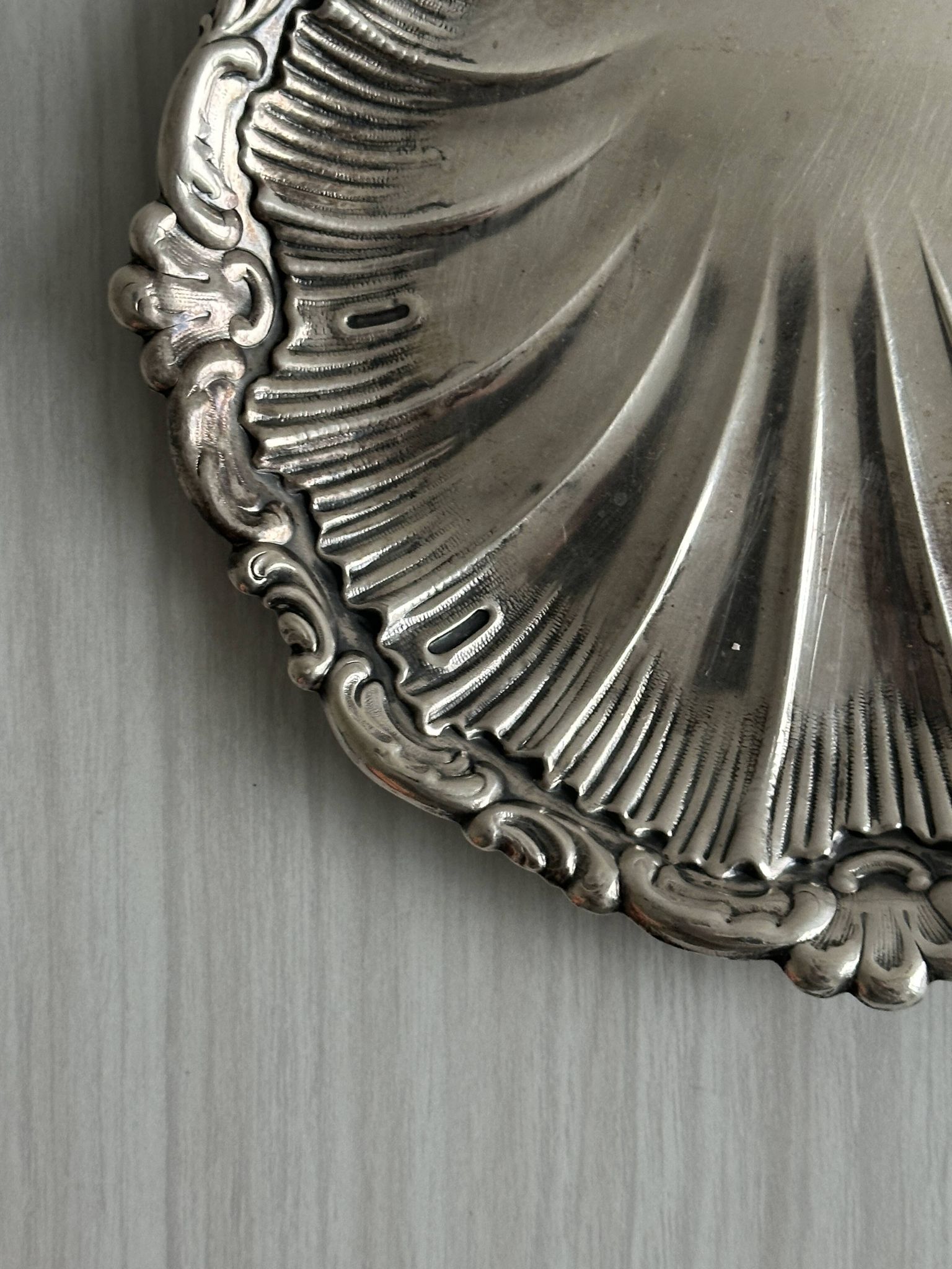 plat rond décor coquillage métal argenté