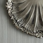 plat rond décor coquillage métal argenté