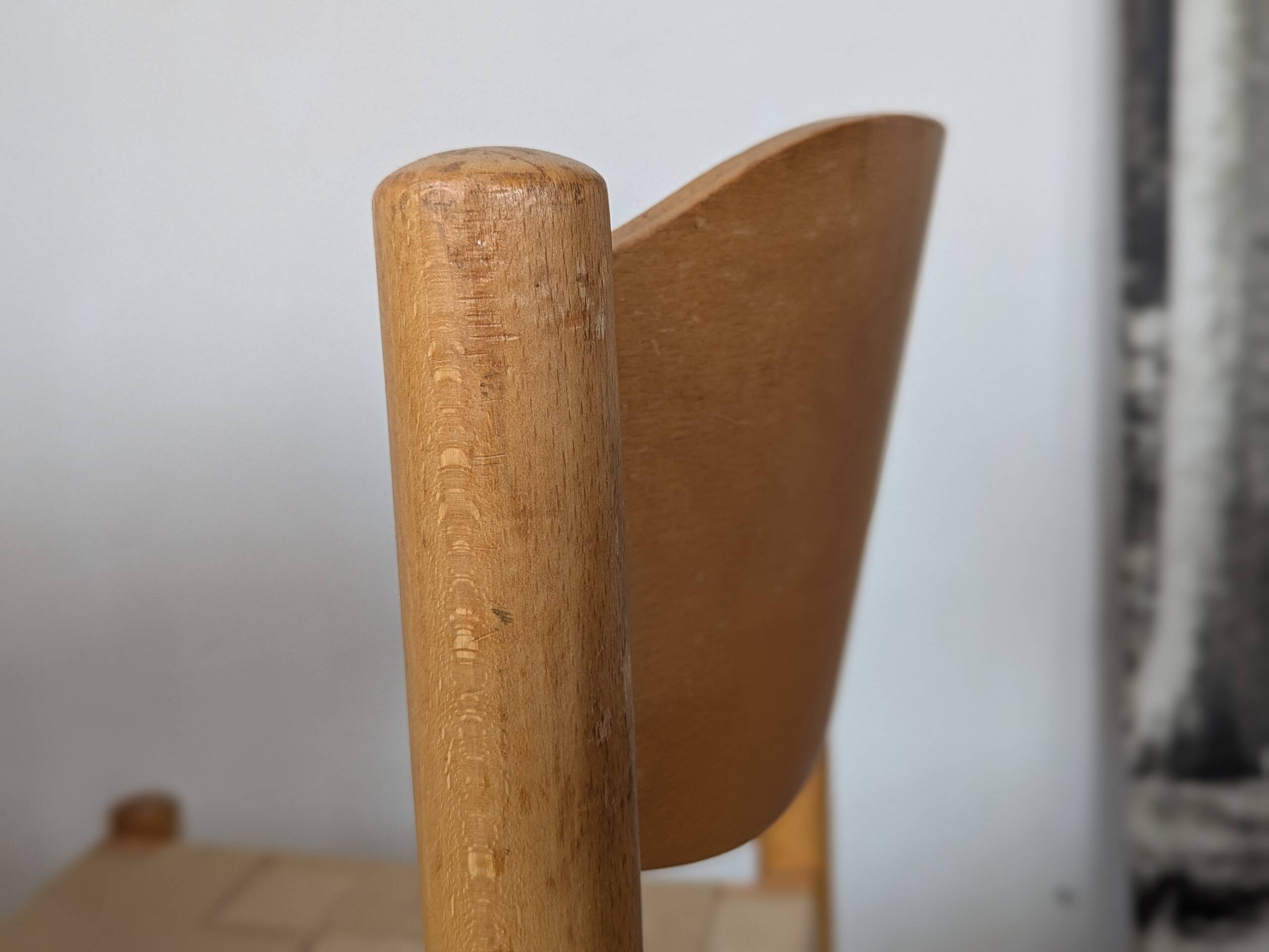 Set of 6 stackable chairs in beech and jute.