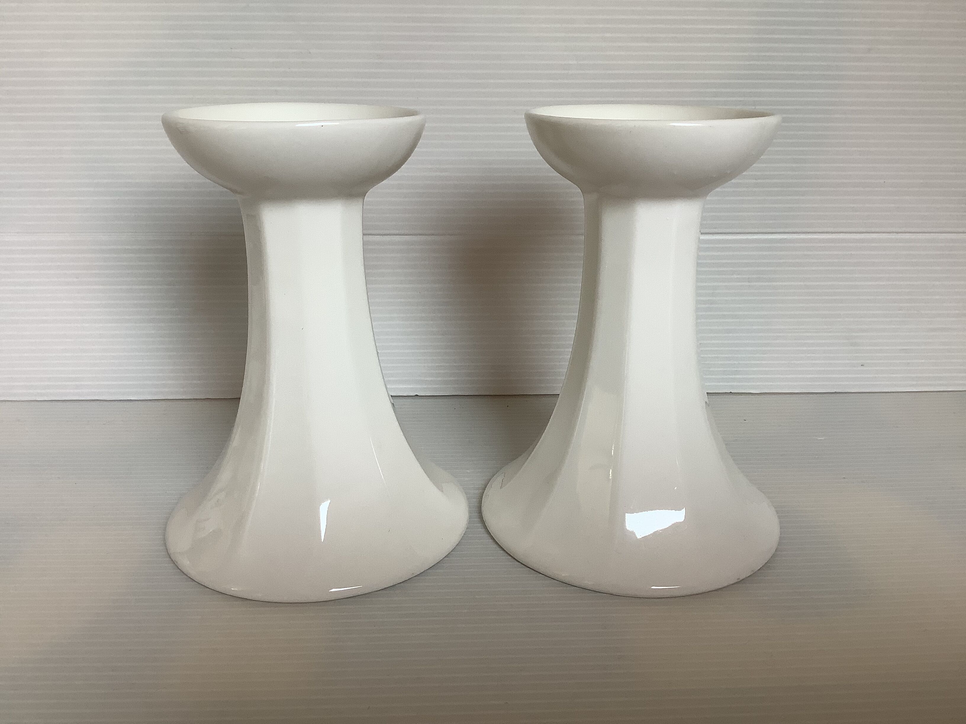 Paire de bougeoirs blancs à facettes pied tulipe