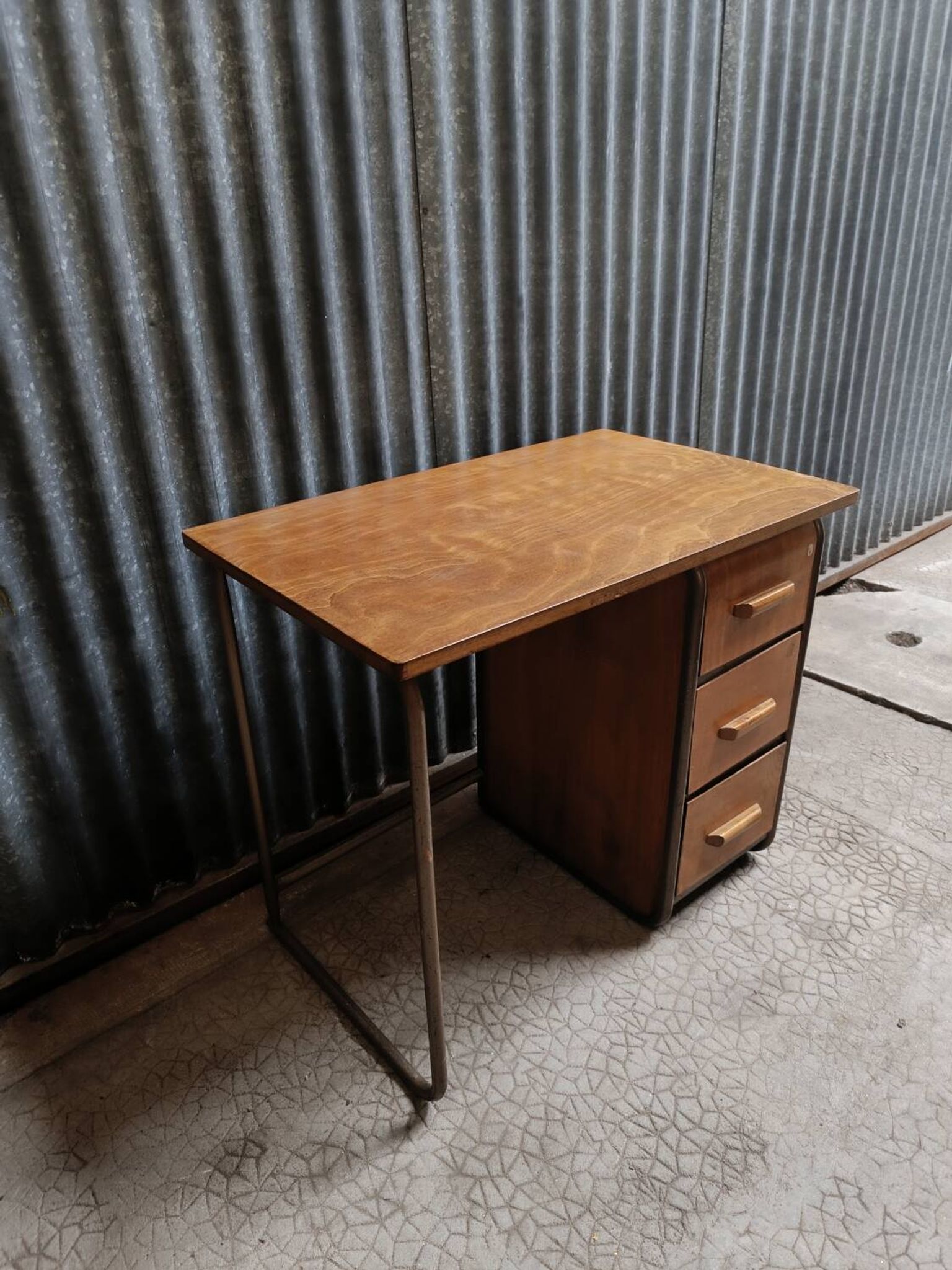 Bureau d'école vintage bois et métal