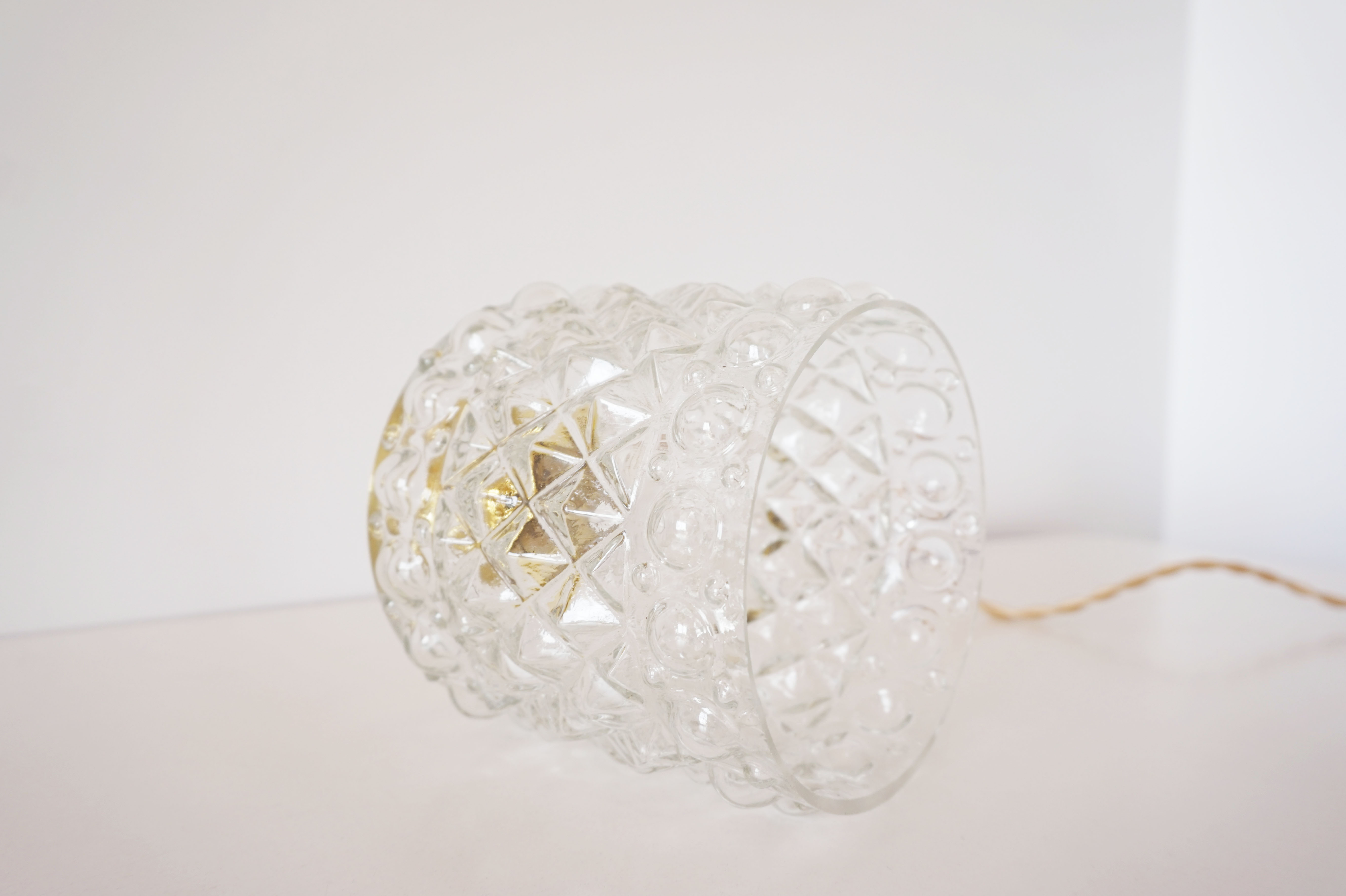 Suspension ballad molded glass globe