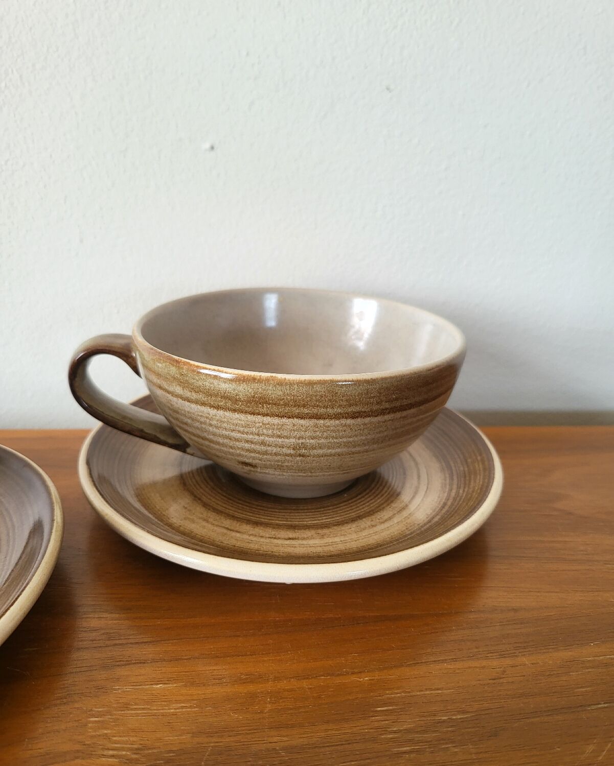 Ensemble de 2 grandes tasses et sous-tasse en grès Longchamp