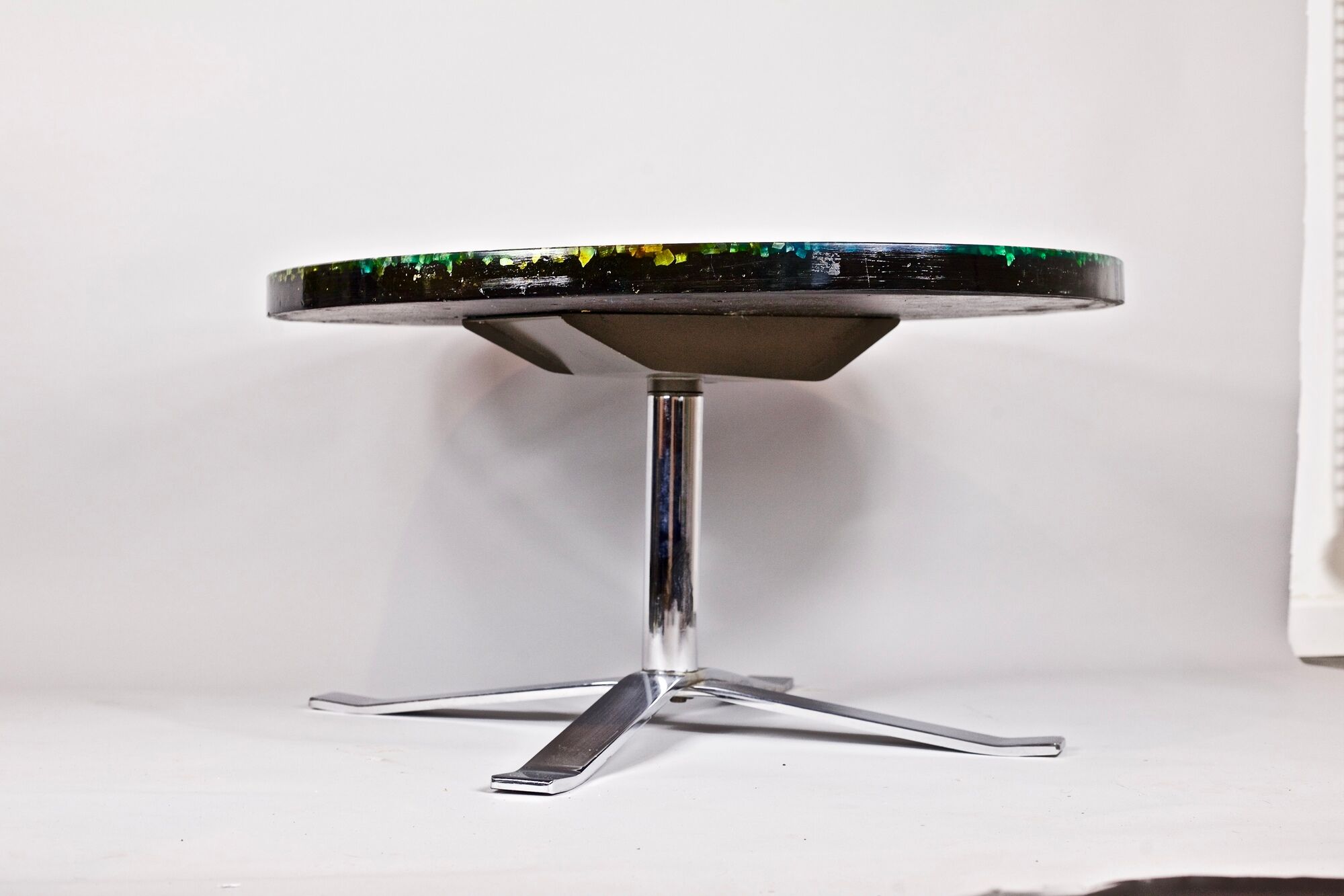 Table low round of Pierre Giraudon resin with inclusions of glass 60 years