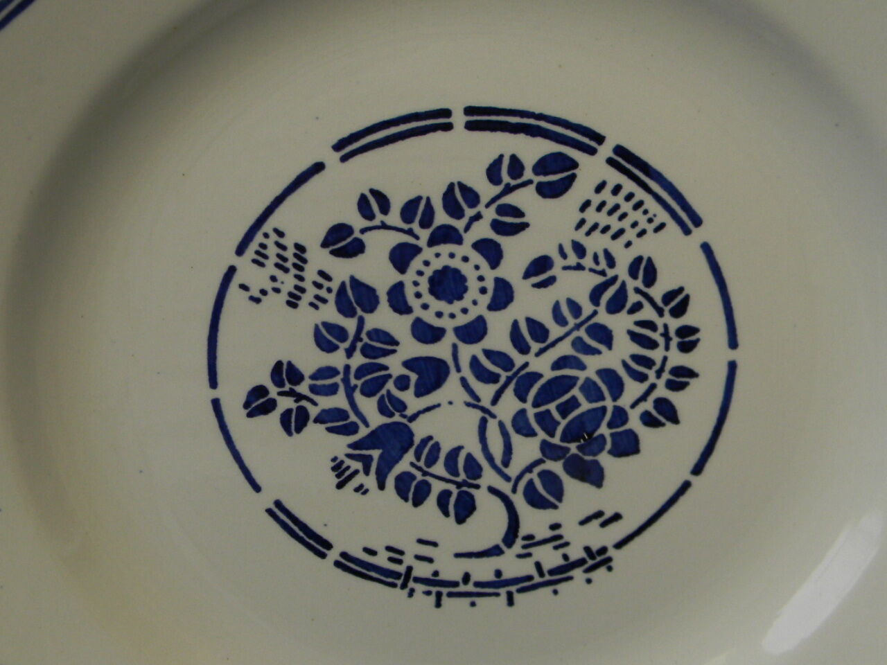 6 flat plates in earthenware from SAINT AMAND. Blue decoration.
