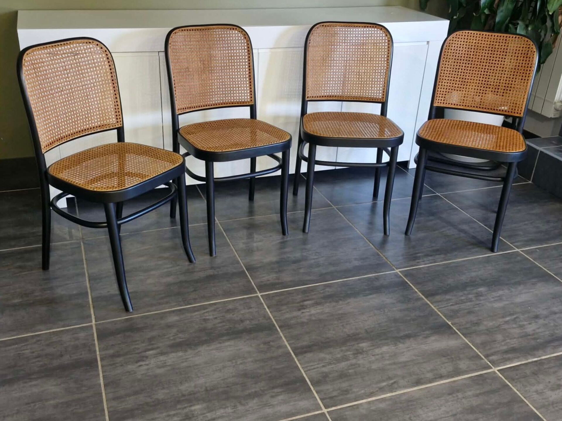Lot de 4 chaises n°811 d’après Hoffmann, années 1990