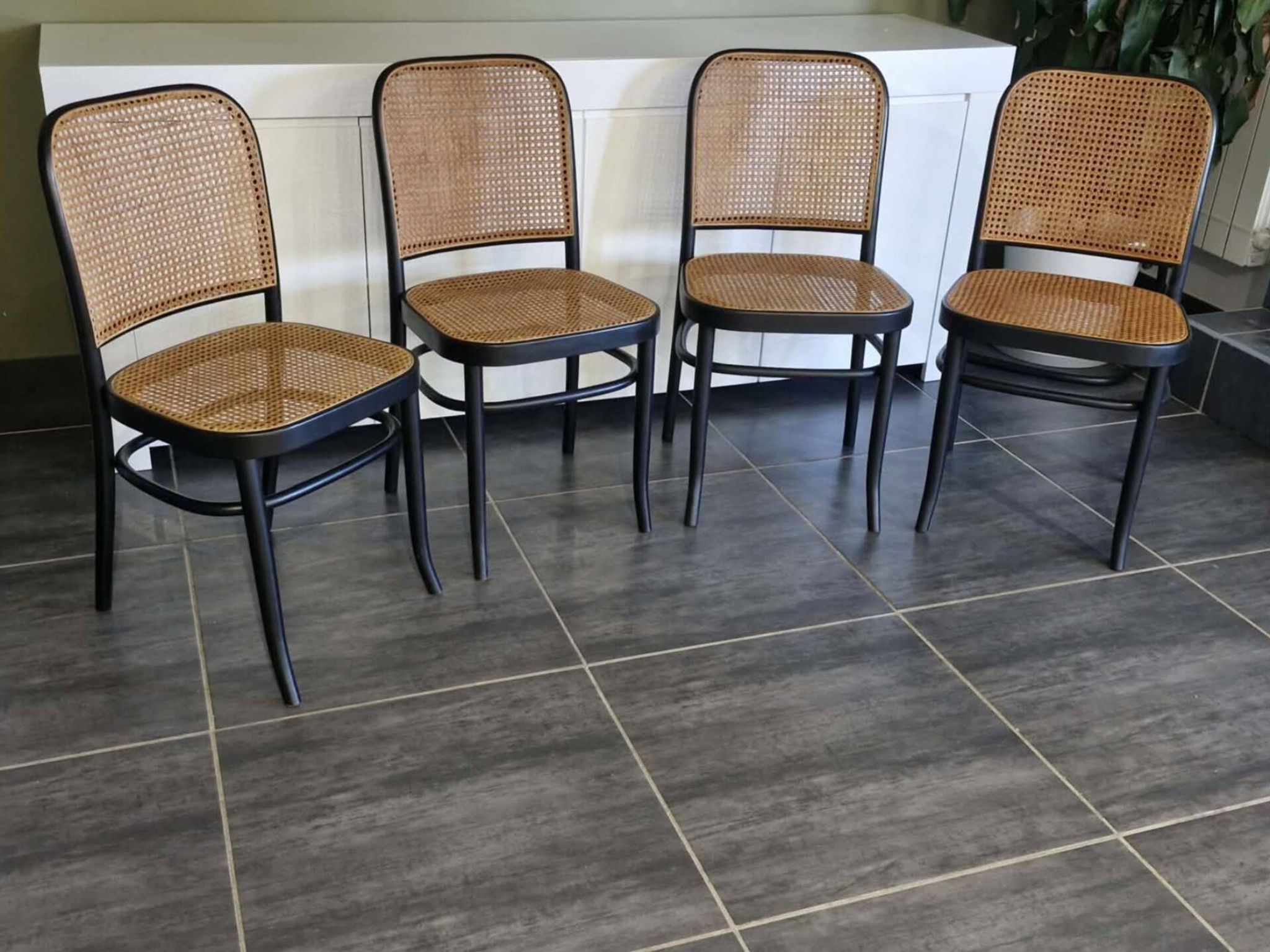 Lot de 4 chaises n°811 d’après Hoffmann, années 1990