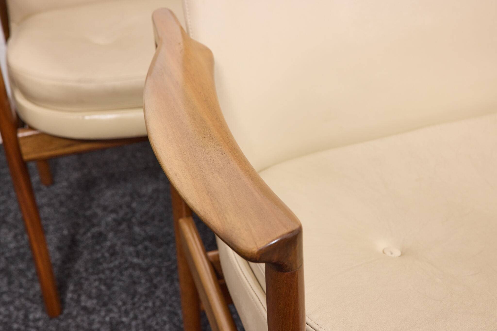Chaises de salle à manger/conférence vintage avec accoudoirs en noyer et cuir vinyle d'origine b